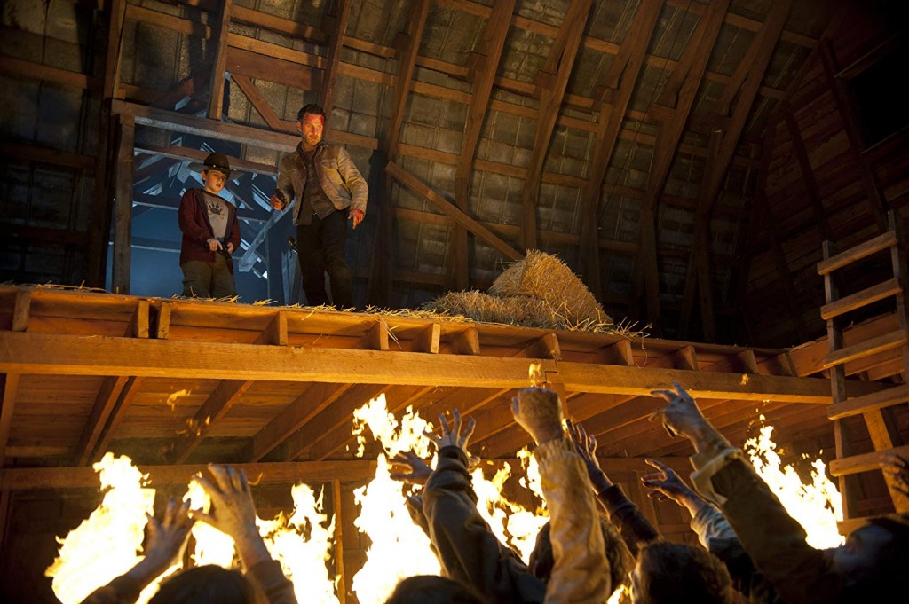 Rick et Carl (Chandler Riggs) sont dans la grange en feu