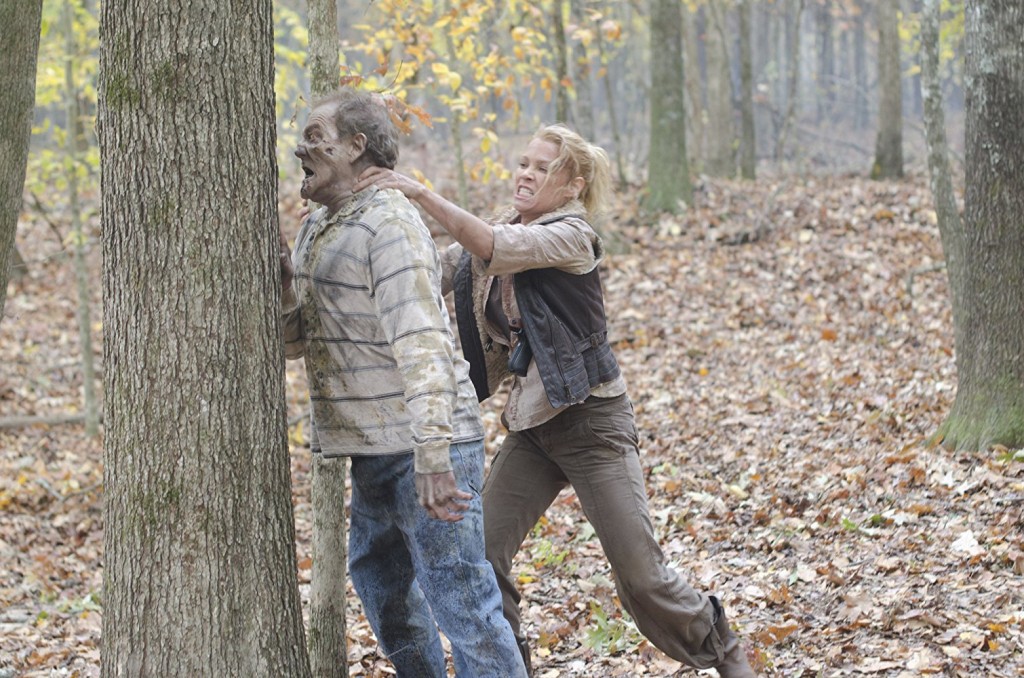 Andrea (Laurie Holden) tue un zombie