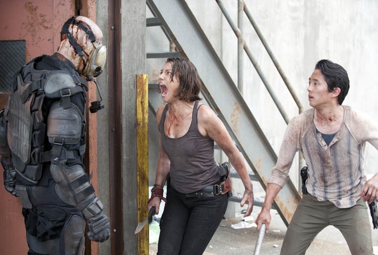 Maggie Greene (Lauren Cohan) et Glenn Rhee (Steven Yeun) contre un zombie 