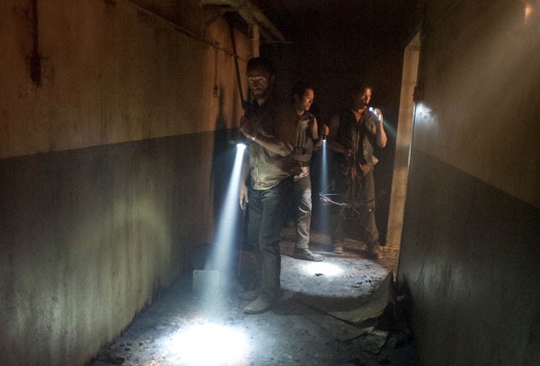 Rick, Glenn et Daryl inspectant les couloirs de la prison 