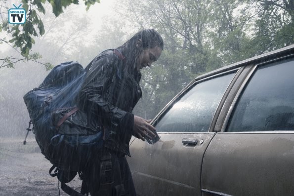 Alicia Clark (Alycia Debnam-Carey) essayant d'ouvrir une voiture sous la tempête 