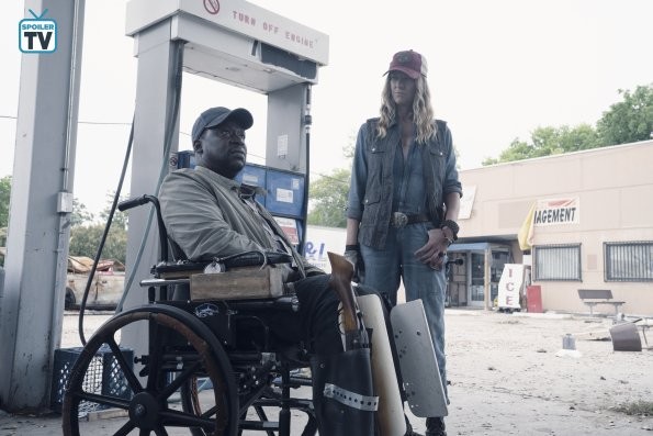 Wendell (Daryl Mitchell) et Sarah (Mo Collins) dans une station essence 