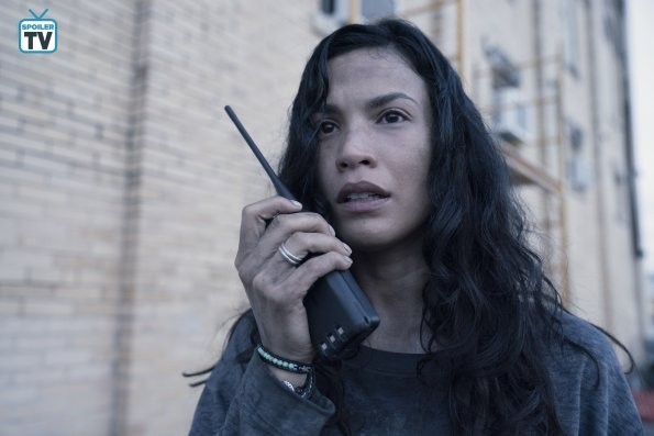 Luciana (Danay Garcia) tenant un talkie walkie