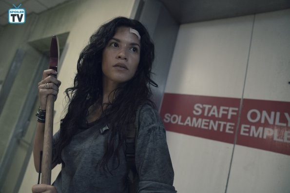 Luciana (Danay Garcia) sur ses gardes dans l'hôpital 