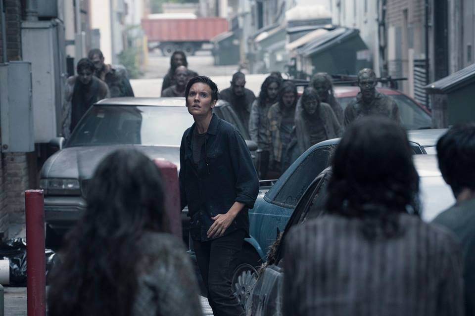 Althea (Maggie Grace) entourée de zombies