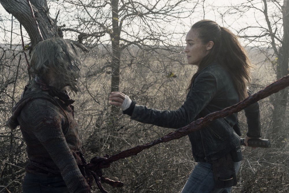Alicia Clark (Alycia Debnam-Carey) tuant un zombie