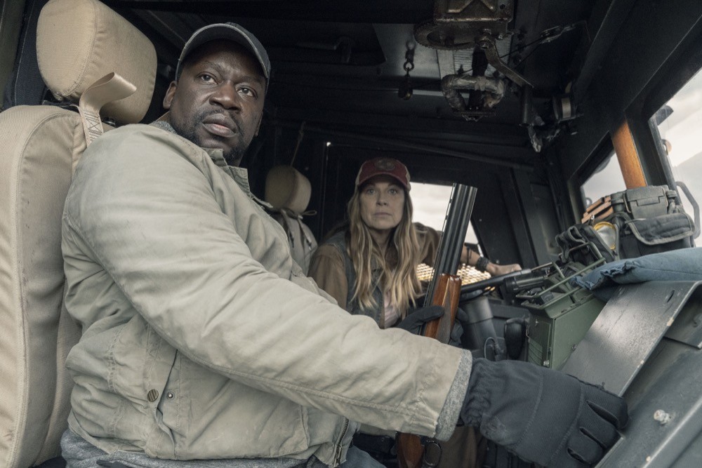Wendell (Daryl Mitchell) et Sarah (Mo Collins) dans le camion