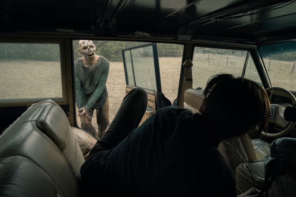 Althea (Maggie Grace) attaquée par un infecté dans la voiture 