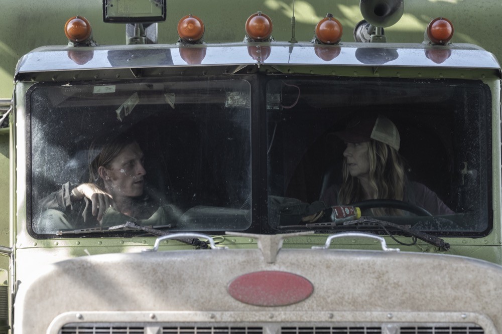 Dwight (Austin Amelio) et Sarah (Mo Collins) dans le camion