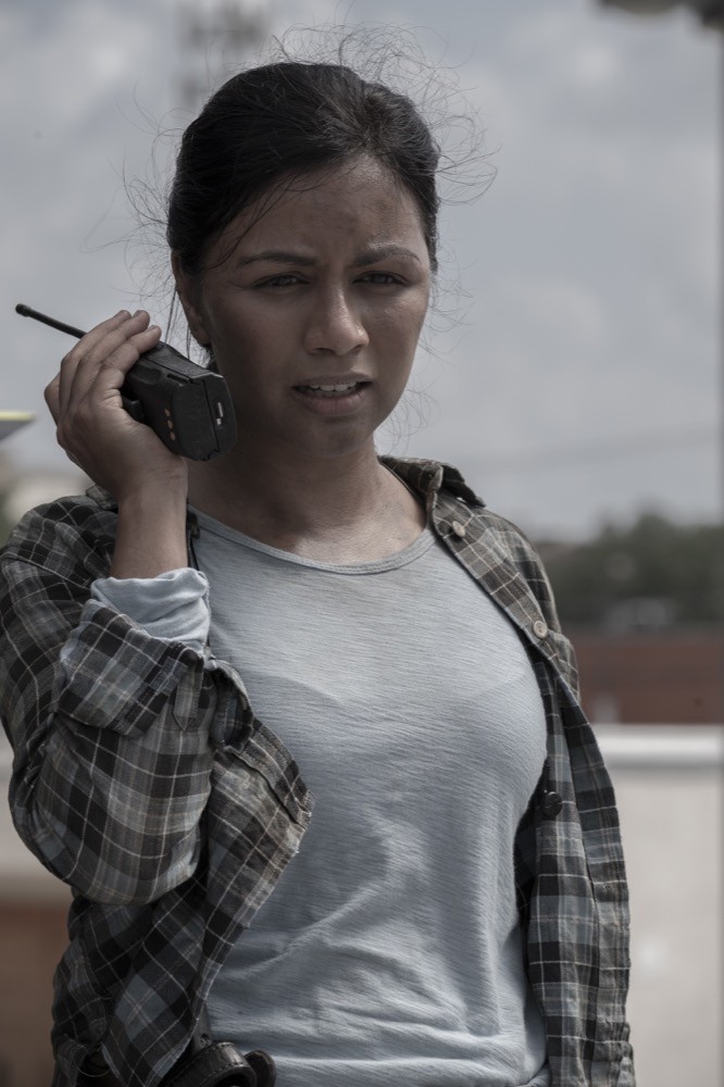 Grace (Karen David) parlant par talkie walkie