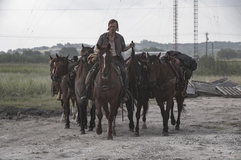 Dwight (Austin Amelio) ramenant des chevaux 