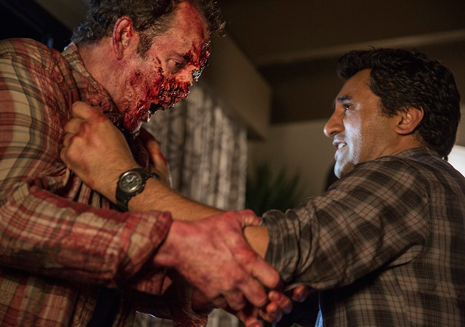 Travis Manawa (Cliff Curtis) se battant avec un zombie 